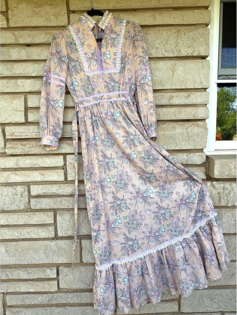 Vintage Floral Maxi Dress with Lace Trim